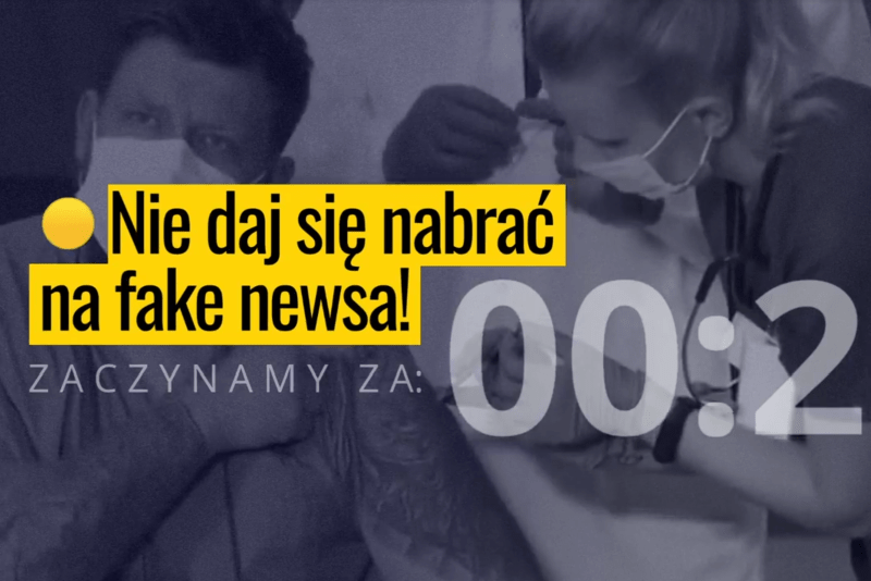 Mężczyzna w maseczce otrzymuje szczepionkę; żółty baner z napisem „Nie daj się nabrać na fake newsa!”