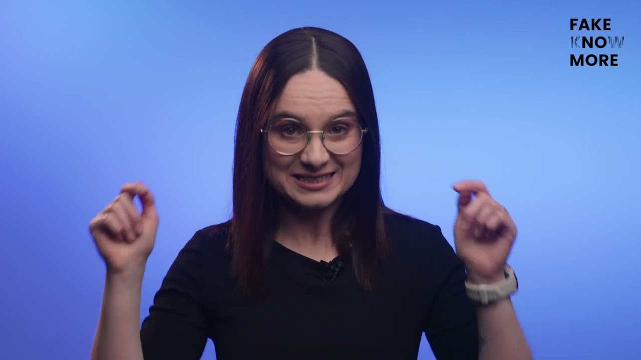 Kobieta w okularach mówi do kamery na niebieskim tle, w rogu napis „Fake Know More”.